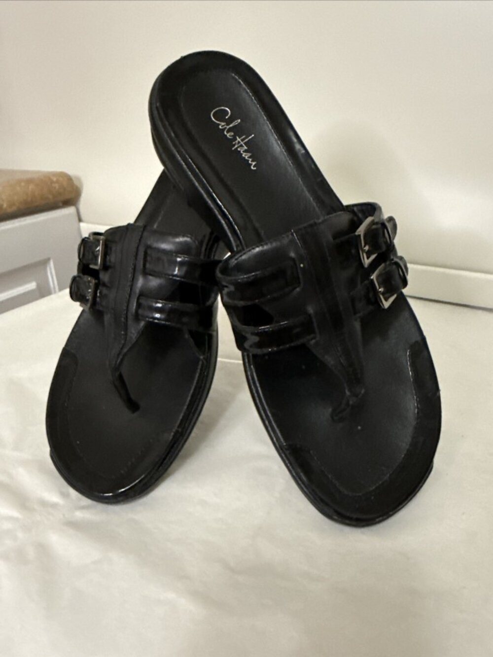 Cole Haan WOMENS 8 Black Patent Leather Beatrix Sandals Thongs Buckle Flipflops